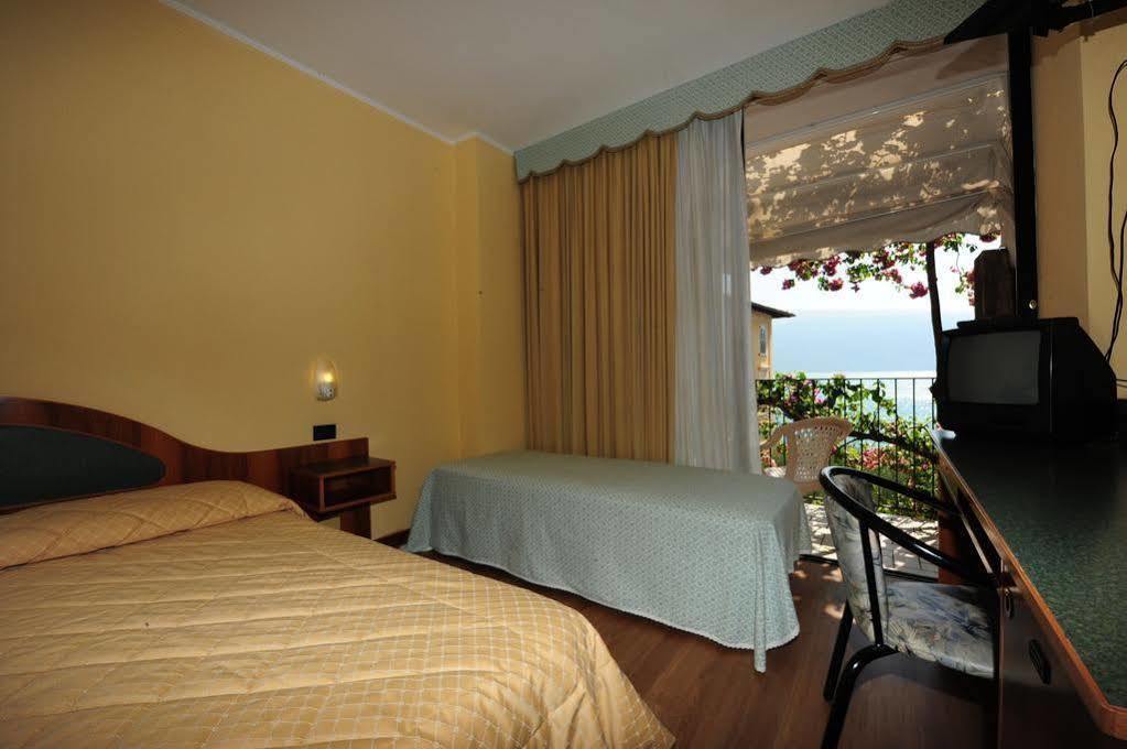 Hotel Lido Gargnano Exterior foto